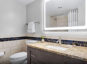 Dusche, umweltfreundliche Kosmetikartikel, Haartrockner, Handtücher