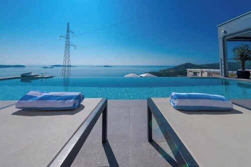 Villa Poco Loco-Serenity Apartment with Sea View