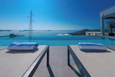 Villa Poco Loco-Serenity Apartment with Sea View
