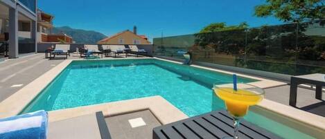 Alberca al aire libre y alberca climatizada