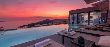 Een buitenzwembad en een verwarmd zwembad