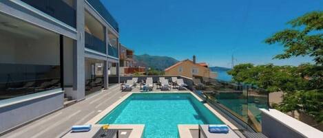 Utendørsbasseng og et oppvarmet basseng