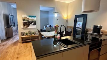 Apartamento | Cozinha privada | Geladeira, micro-ondas, fogão, cooktop