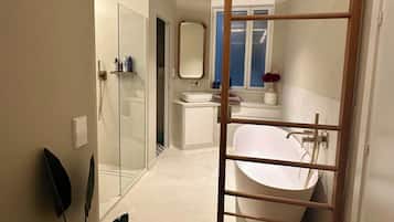 Apartamento | Banheiro | Chuveiro, toalhas de banho