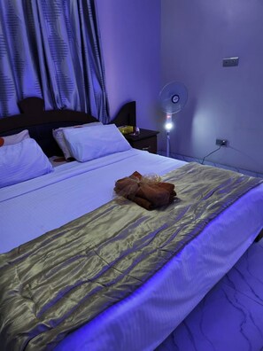 House | 4 bedrooms, iron/ironing board, free WiFi, bed sheets - House-sleeps8-parking-jacuzzi (Ojodu Berger)