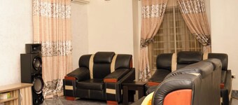 House-sleeps8-parking-jacuzzi