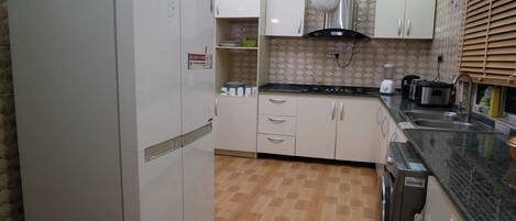 Casa | Cocina privada | Frigorífico, microondas, horno y placa de cocina