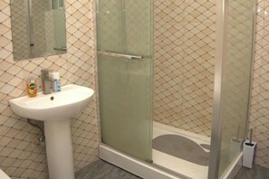 Casa | Baño | Bañera y ducha independientes, bañera profunda y secador de pelo