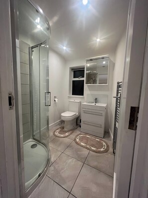 Bathroom - Oxford - Villa - Sleeps 8 - Garden - Parking (Oxford)