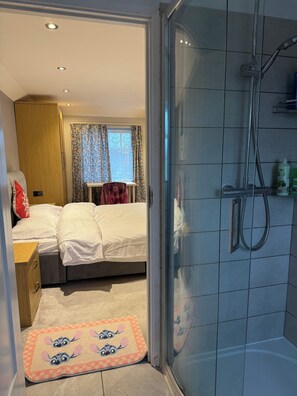 Villa | Badkamer | Een douche, handdoeken