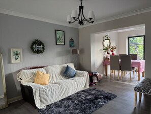 Villa | Living area - Oxford - Villa - Sleeps 8 - Garden - Parking (Oxford)