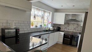 Villa | Cocina privada | Refrigerador, microondas, horno y parrilla de estufa 