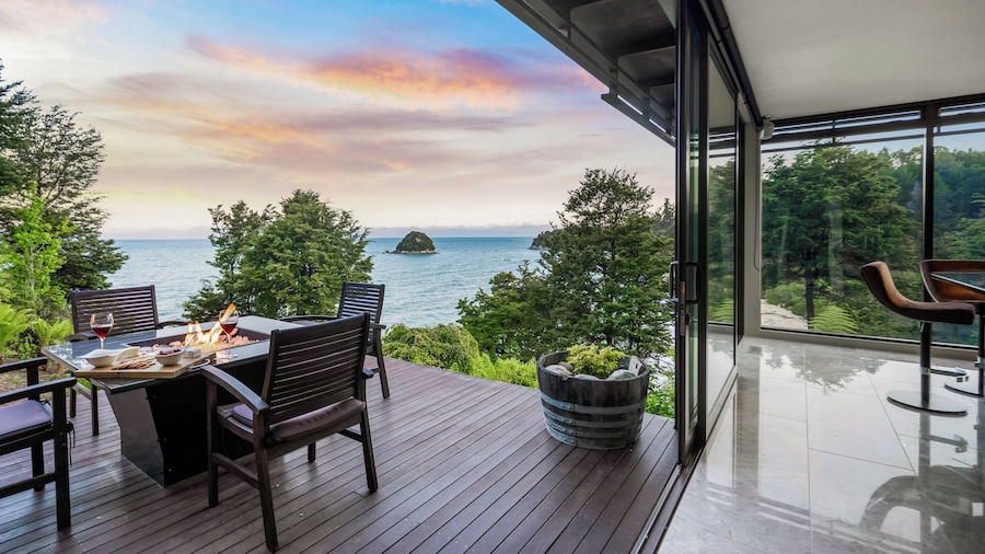 Cozy Suite - Ocean View & Private Beach