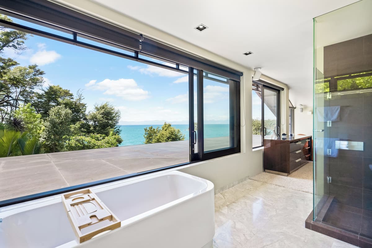 Luxury Suite, Ocean View | Bilik Mandi | Pengering rambut, tuala disediakan, sabun, syampu