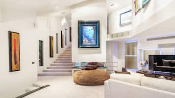 40-inch Smart TV with satellite channels, Netflix, streaming services