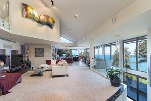 40-inch Smart TV with satellite channels, Netflix, streaming services - Cozy Suite - Ocean View & Private Beach (Kaiteriteri)