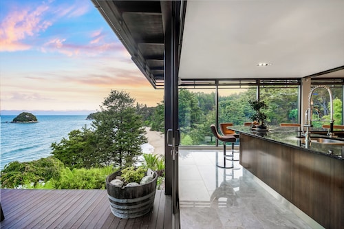 Cozy Suite - Ocean View & Private Beach