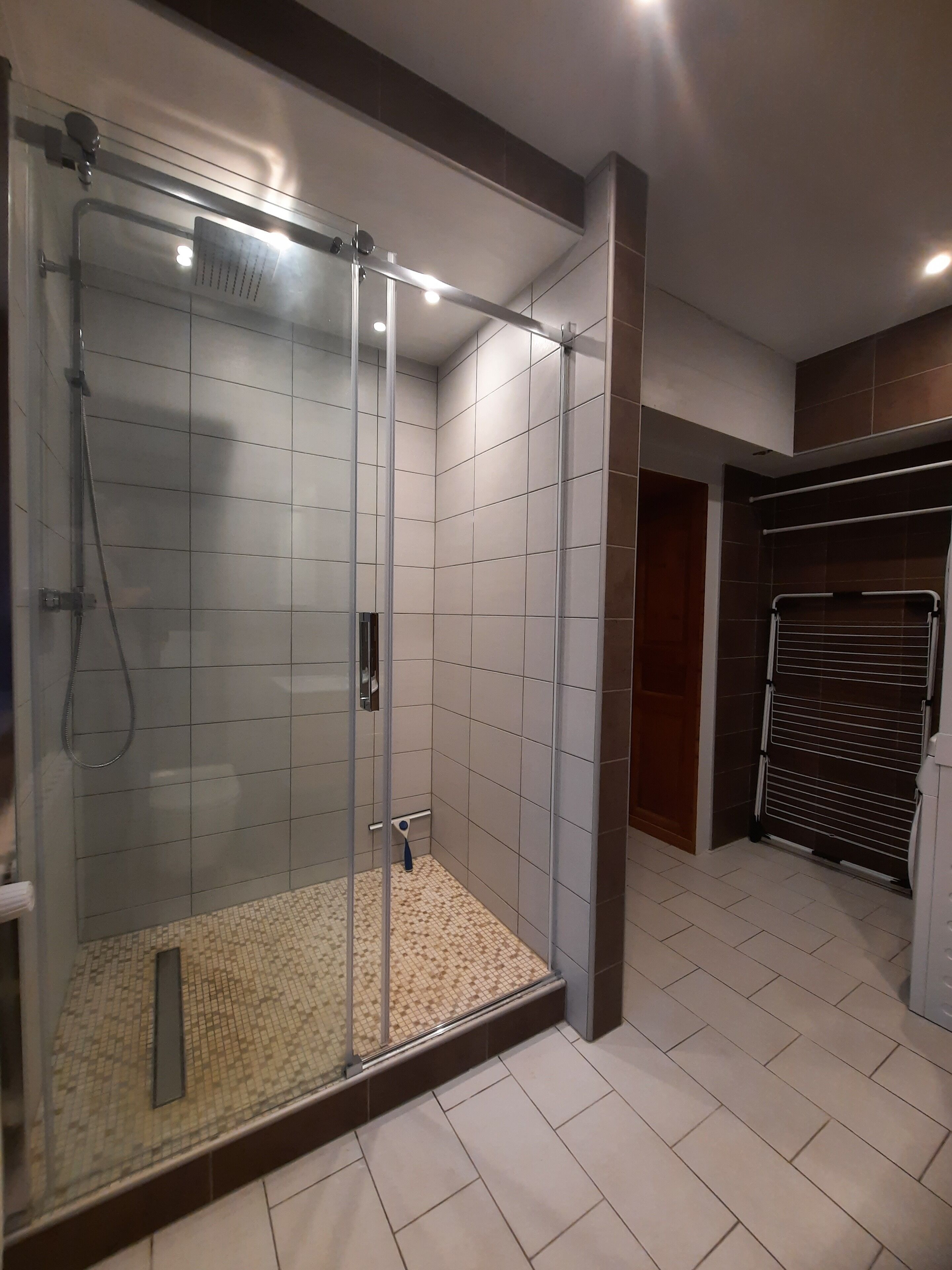 Shower, toilet paper