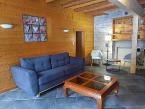 TV - Large apartment in village center with direct access to ski and hiking trails (Prémanon)
