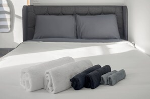 6 bedrooms, iron/ironing board, WiFi, bed sheets - Buffalo Villa For Large Groups (Buffalo)
