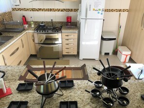 Fridge, microwave, oven, stovetop - COZY HOUSE WITH POOL AND COMPLETE LEISURE. (Agriões Teresópolis)