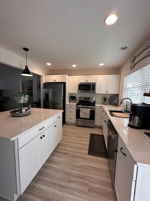 Fridge, microwave, oven, stovetop - Palms & Putters is a brand new home in the awesome Village of Richmond! (Wildwood)