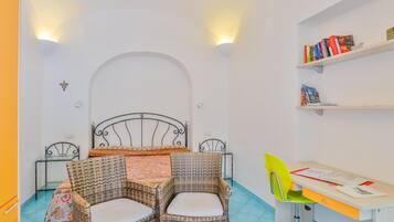 1 habitación, escritorio y acceso a internet