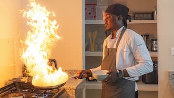 Réfrigérateur, micro-ondes, four, cafetiÚre/bouilloire