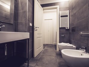 Douche, bidet, serviettes fournies