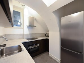 Kühlschrank, Mikrowelle, Toaster, Kochgeschirr/Geschirr/Besteck