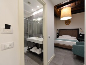Douche, sèche-cheveux, bidet, serviettes fournies