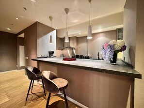Fridge, microwave, dishwasher, coffee/tea maker