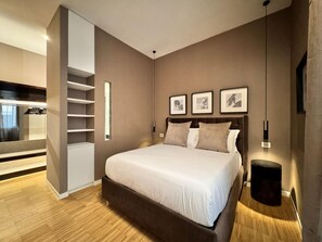 5 bedrooms, desk, internet, bed sheets