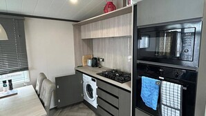 Private kitchen - Corrie Fee Lodge, Boat of Garten,sleeps 4, pet Friendly, Large Deck (Boat of Garten)
