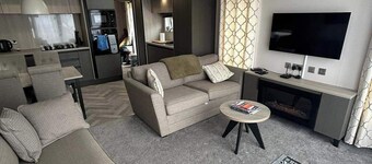 Corrie Fee Lodge, Boat of Garten,sleeps 4, pet Friendly, Large Deck