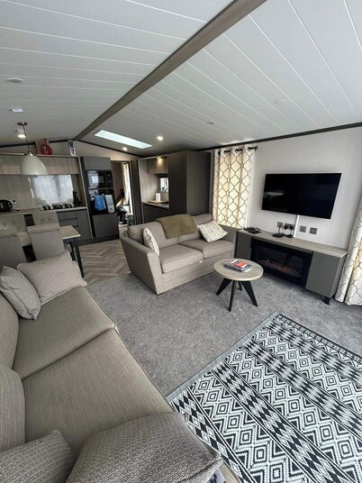 Corrie Fee Lodge, Boat of Garten,sleeps 4, pet Friendly, Large Deck