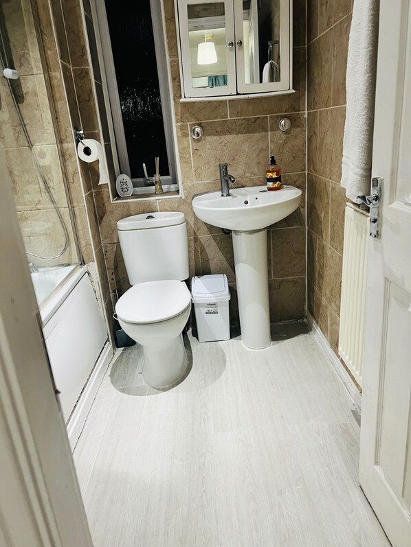 Casa | Baño | Tina y regadera independientes, tina profunda, toallas 