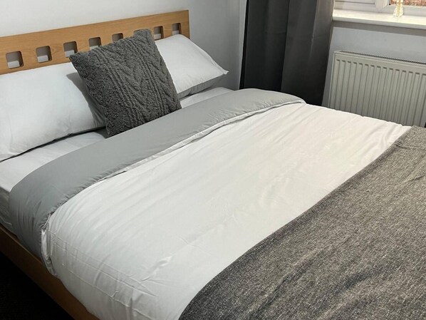 House | 3 bedrooms, free WiFi, bed sheets - 3bedroom- Near to Station-private Garden-wifi (Liverpool)