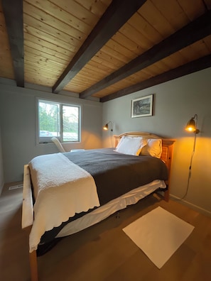 4 bedrooms, desk, WiFi, bed sheets