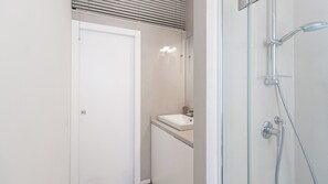 Douche, sèche-cheveux, bidet, serviettes fournies