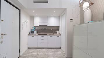 Mikrowelle, Herdplatte, Toaster, Kochgeschirr/Geschirr/Besteck