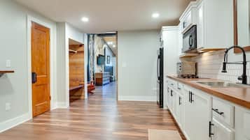 Réfrigérateur, micro-ondes, cafetiÚre/bouilloire, grille-pain