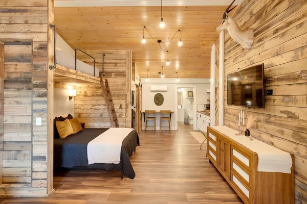 Tomahawk Vacation Rental - 534 sq ft Accomodates 5 People