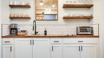 雪櫃、微波爐、咖啡機/沖茶器、多士爐