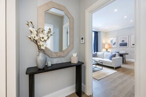 Appartamento Deluxe, 2 camere da letto, balcone, vista città | Area soggiorno | TV LED 55 pollici con canali digitali, Netflix, servizi in streaming