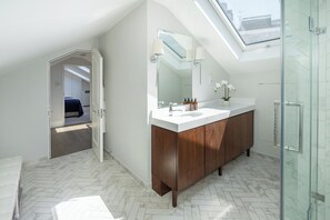 Deluxe-Apartment, 3 Schlafzimmer, Stadtblick | Badezimmer | Badewanne und Dusche (separat), Regendusche, Designer-Toilettenartikel