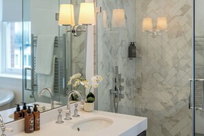 Superior appartement, 2 slaapkamers, keuken, uitzicht op stad | Badkamer | Een aparte badkuip en douche, een regendouche, designer toiletartikelen