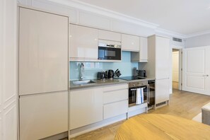 Superior Apartment, 2 Bedrooms, Kitchen, City View | Private kitchen | Full-size fridge, microwave, oven, stovetop - Buckingham & Lloyds Knightsbridge (London)
