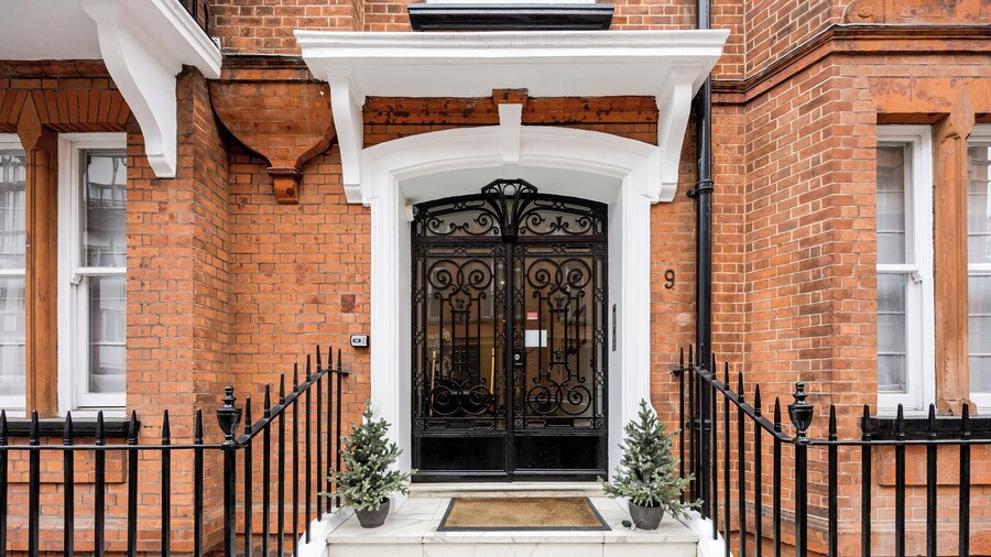 Buckingham & Lloyds Knightsbridge