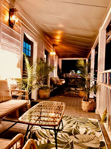 Walk to town,beach, fenced courtyard & firepit